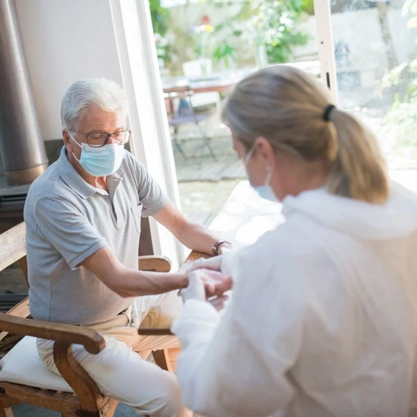 Profesional de salud durante una visita a domicilio